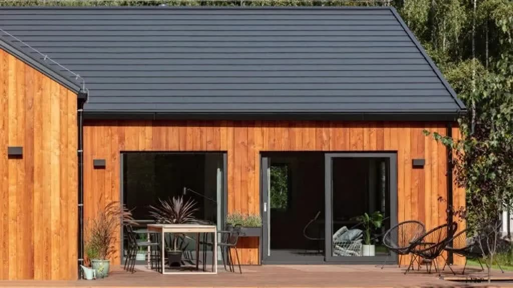 Jaki kolor elewacji do czarnego dachu? Oto idealne połączenia kolorów