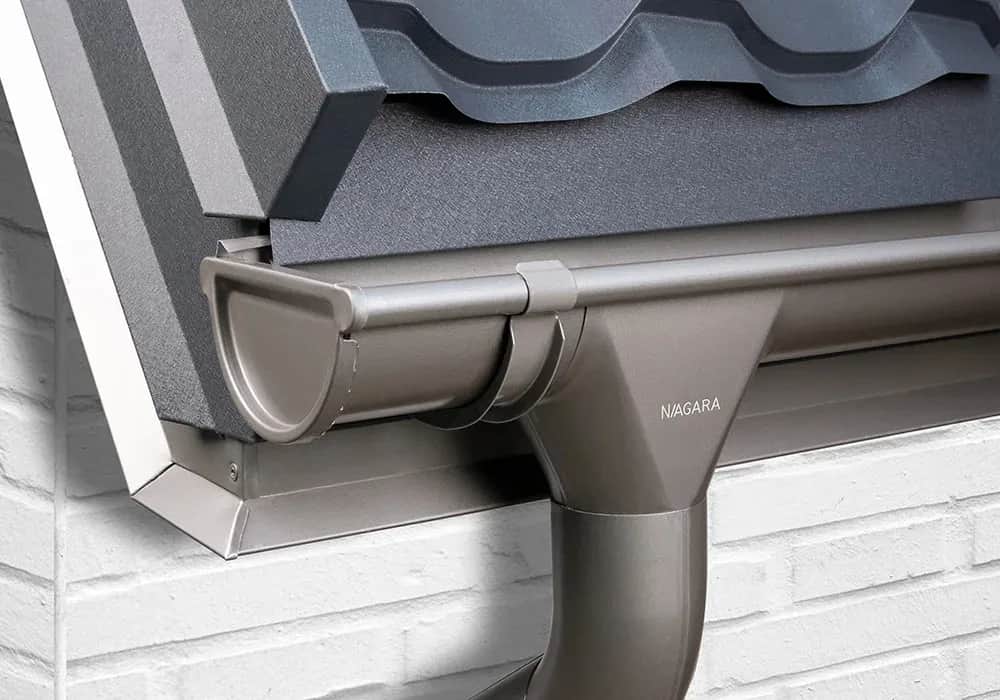 Jakie rynny plastikowe czy metalowe? Porównanie zalet i wad