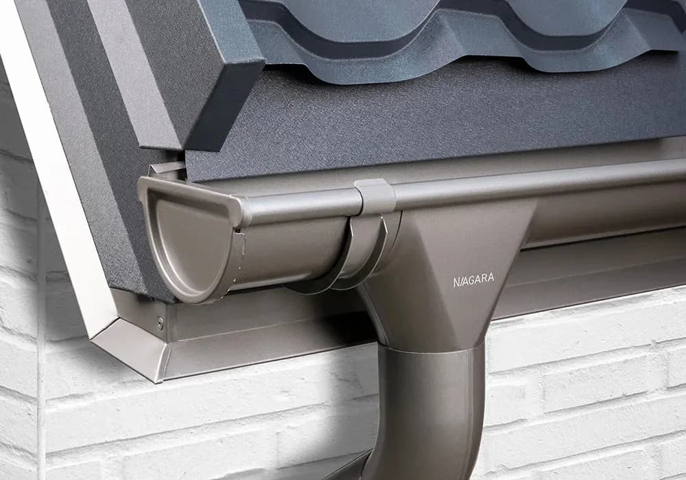 Jakie rynny plastikowe czy metalowe? Porównanie zalet i wad