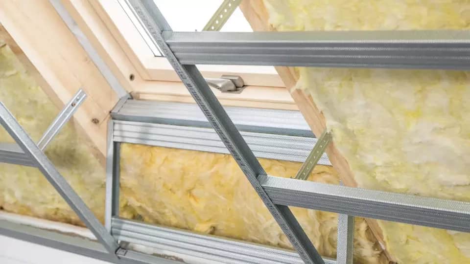 Czym przykryć wełnę na poddaszu, by uniknąć problemów z wilgocią?