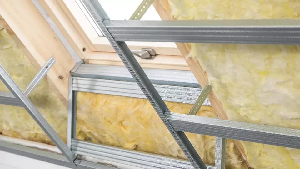 Czym przykryć wełnę na poddaszu, by uniknąć problemów z wilgocią?