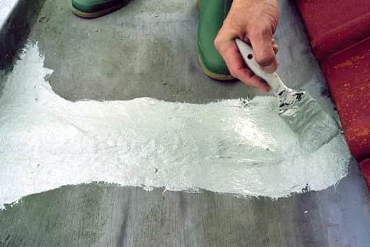 Jak uszczelnić rynnę skutecznie i uniknąć kosztownych napraw