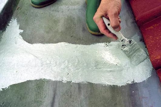 Jak uszczelnić rynnę skutecznie i uniknąć kosztownych napraw