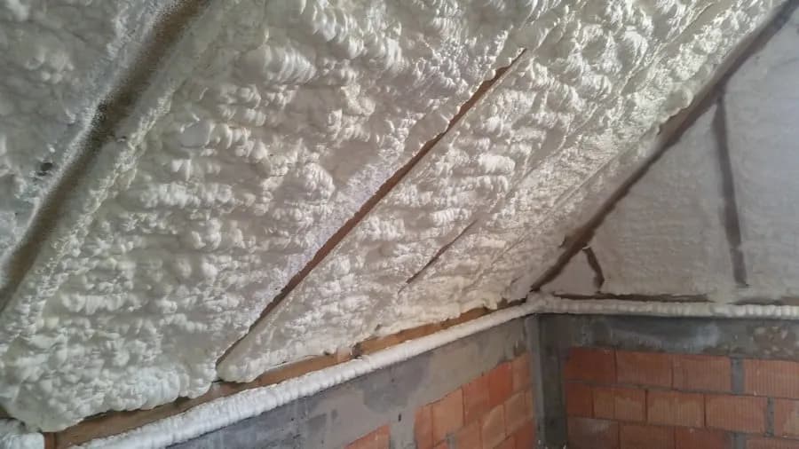 Kiedy ocieplać poddasze pianką, aby uniknąć błędów i strat? Kiedy ocieplać poddasze pianką, aby uniknąć błędów i strat?