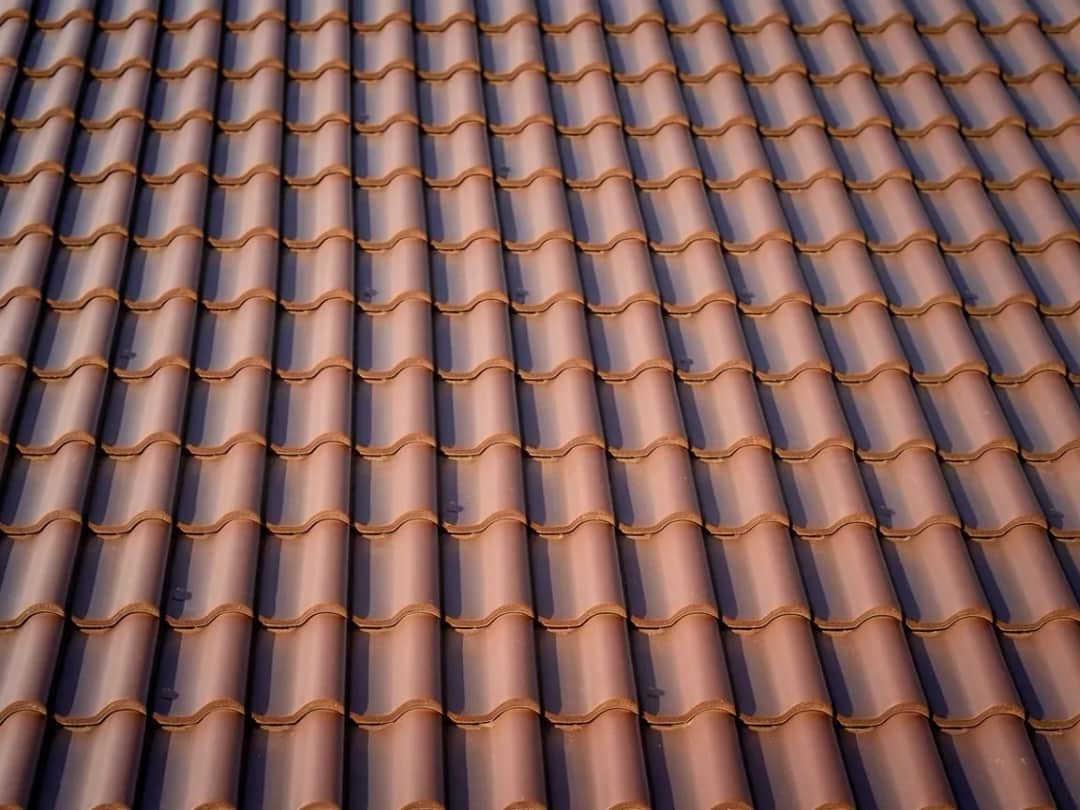 Ile waży paleta dachówki? Sprawdź, jak to wpływa na transport i wybór Ile waży paleta dachówki? Sprawdź, jak to wpływa na transport i wybór