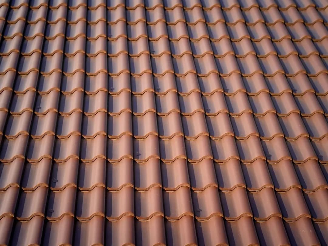 Ile waży paleta dachówki? Sprawdź, jak to wpływa na transport i wybór Ile waży paleta dachówki? Sprawdź, jak to wpływa na transport i wybór