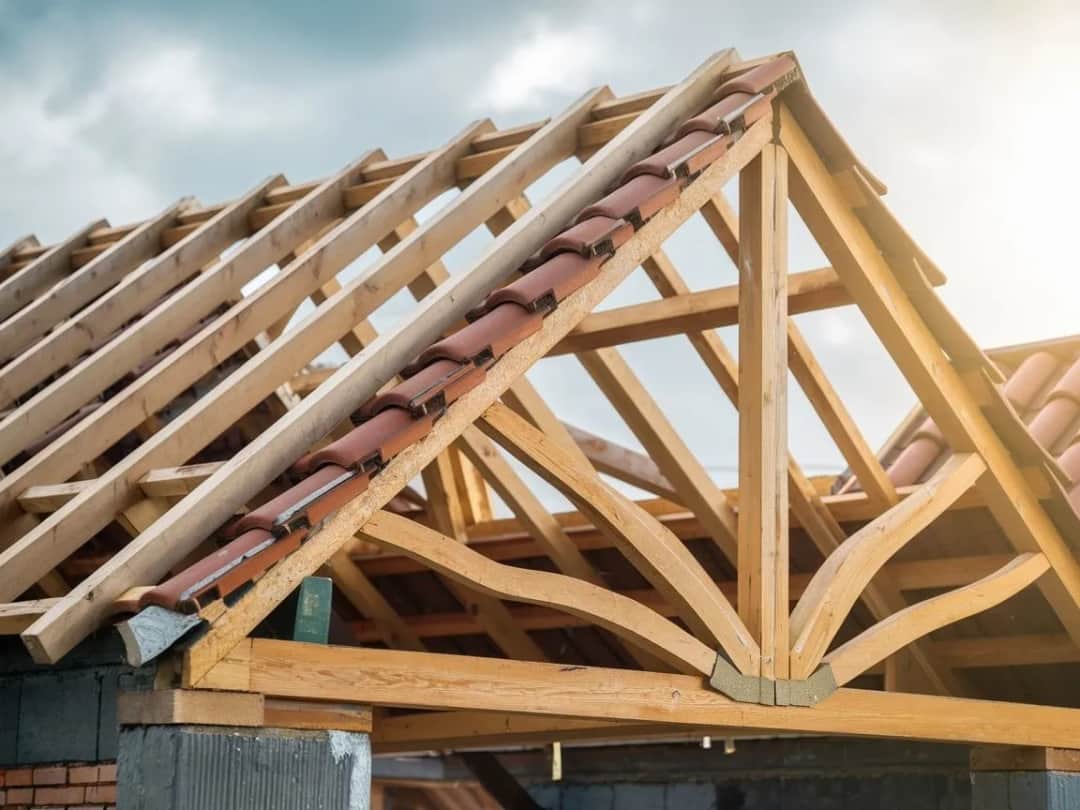 Jakie krokwie pod dachówkę ceramiczną? Kluczowe wymiary i materiały