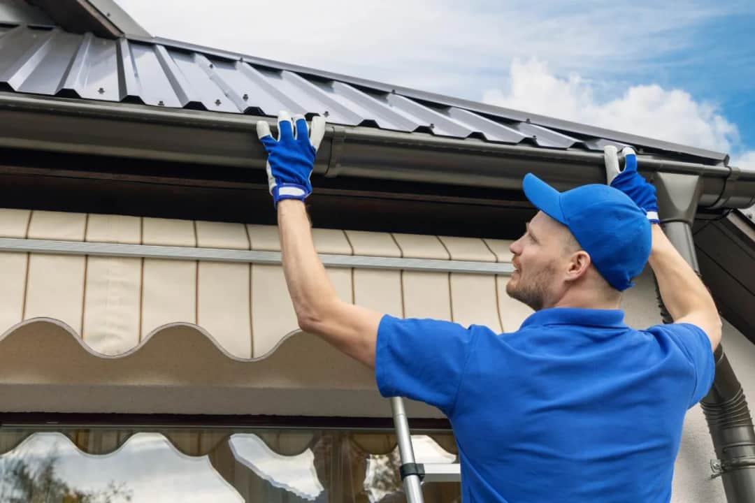 Ile kosztuje wymiana rynien? Ceny w różnych regionach Polski