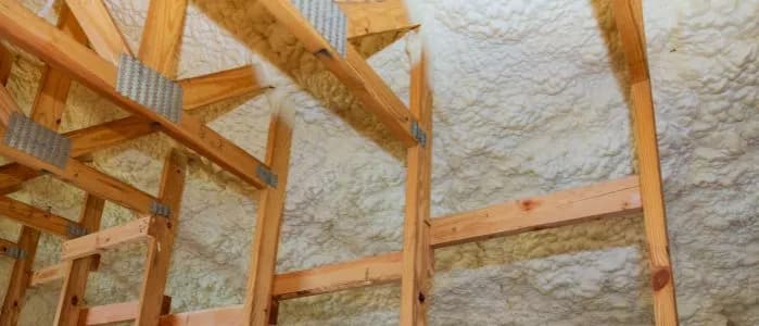 Ocieplenie poddasza pianką czy wełną: co wybrać, aby zaoszczędzić?