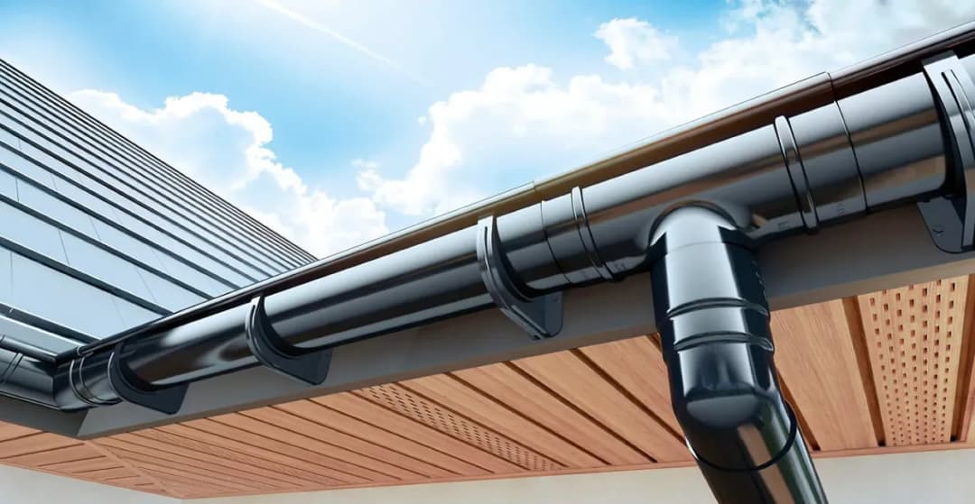 Jak odprowadzić wodę deszczową z rynien i uniknąć problemów z wilgocią