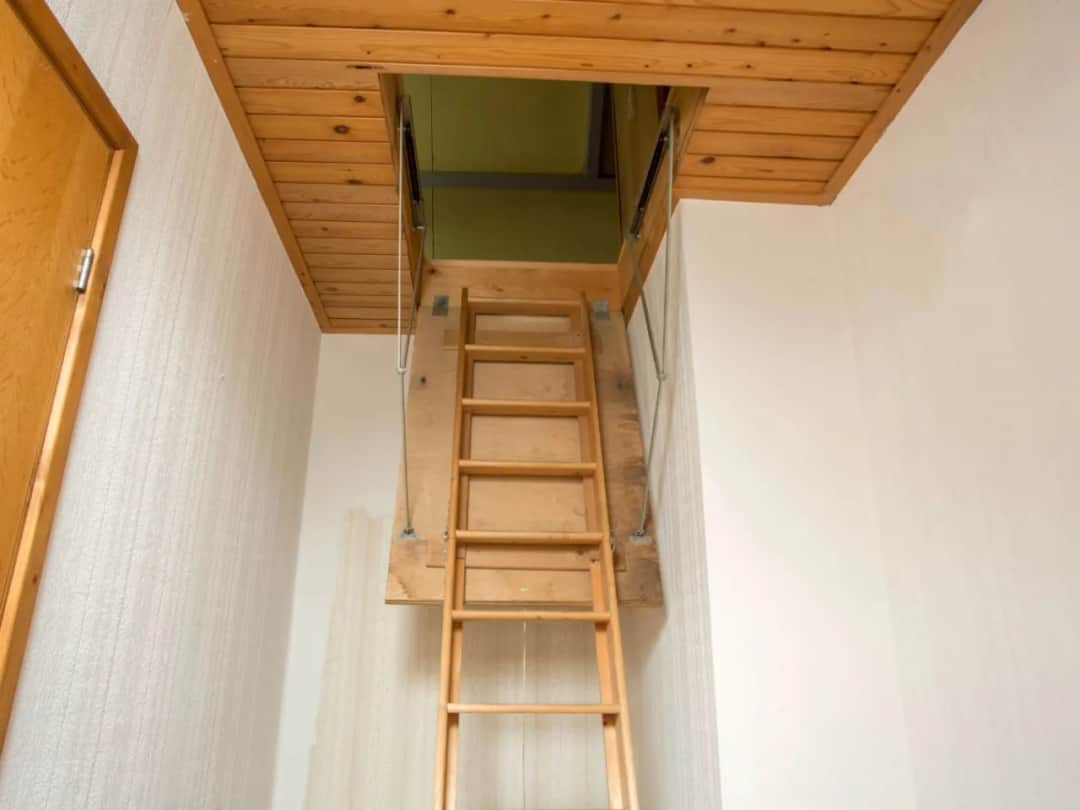 Jak zamaskować wejście na strych - 5 skutecznych i estetycznych rozwiązań