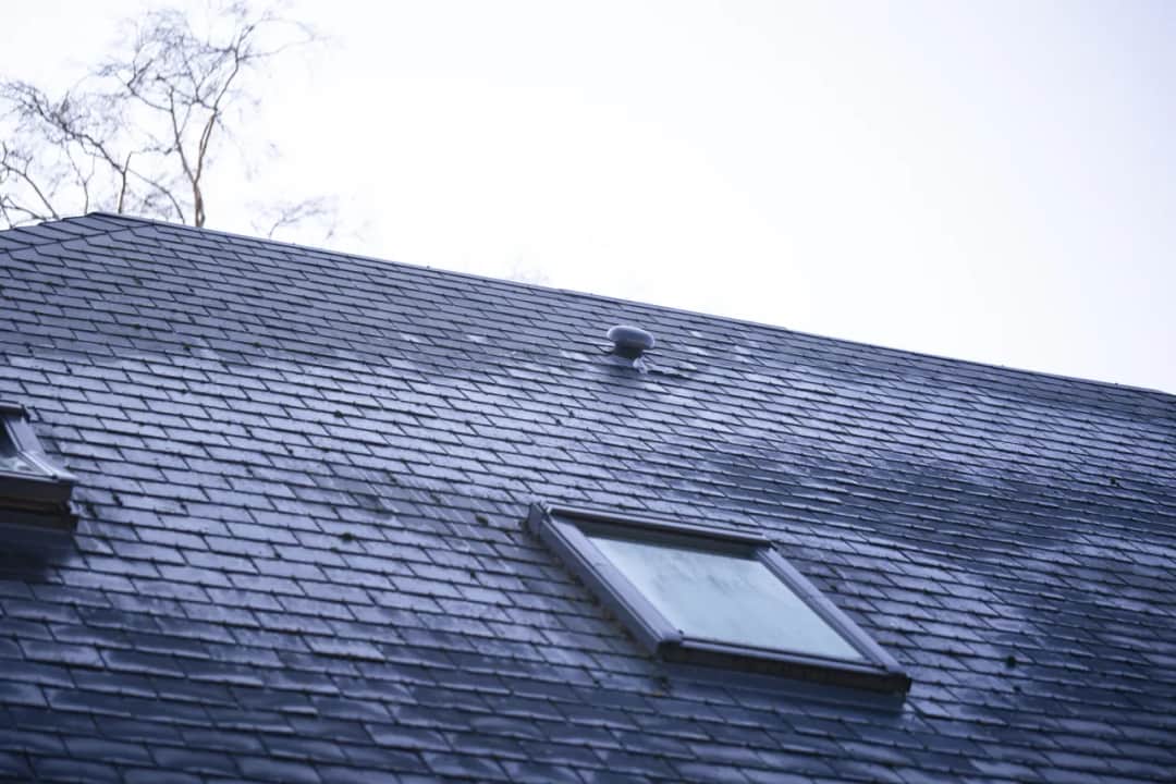 Dachówka płaska czy falista - co wybrać, by uniknąć problemów?