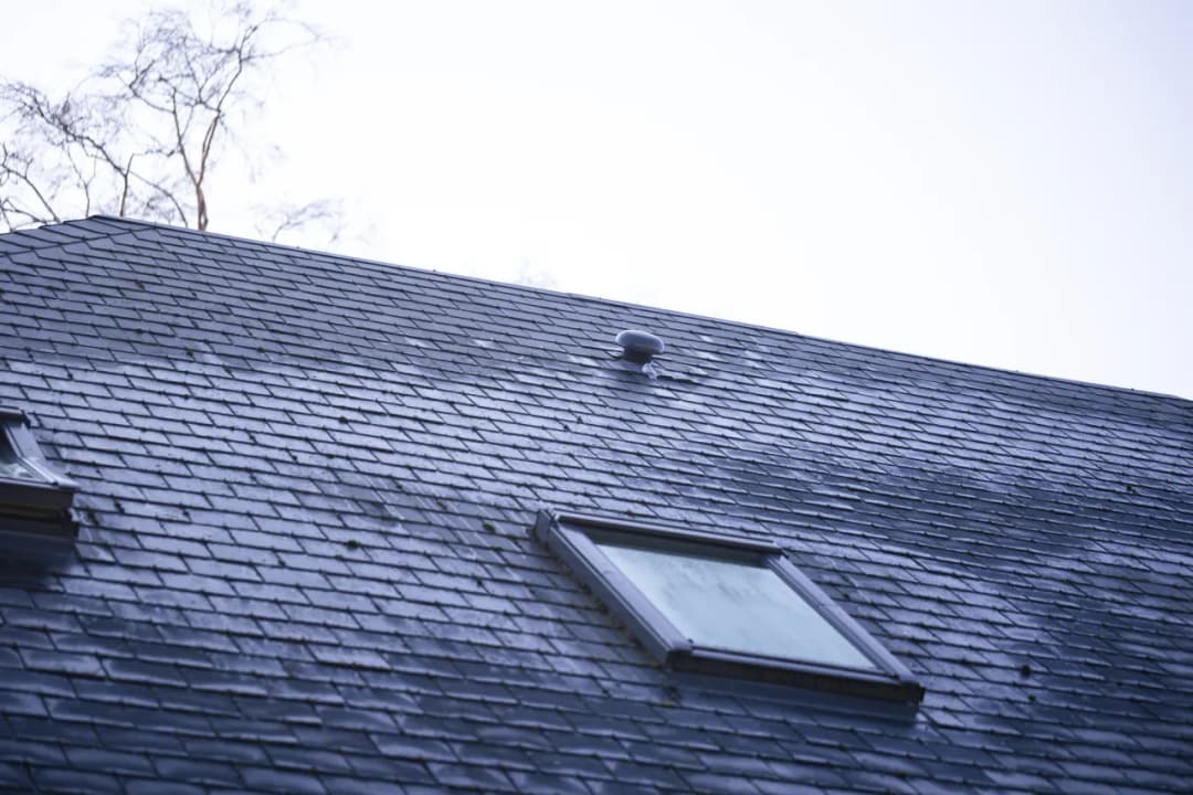 Dachówka płaska czy falista - co wybrać, by uniknąć problemów?