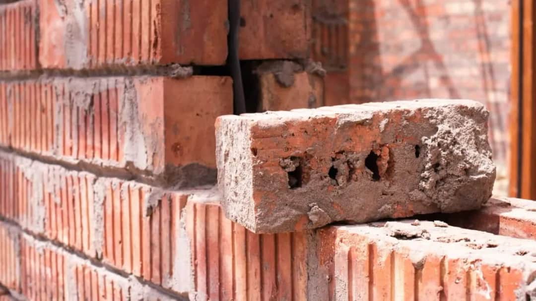 Jak wysoko murować ścianki działowe na poddaszu zgodnie z przepisami