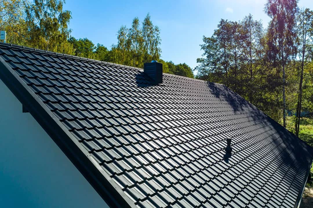 Dachówka czy blachodachówka - co wybrać, aby uniknąć kosztów?