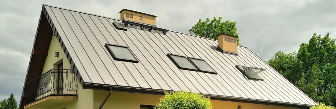 Jaki minimalny spadek dachu? Kluczowe informacje dla budujących dach